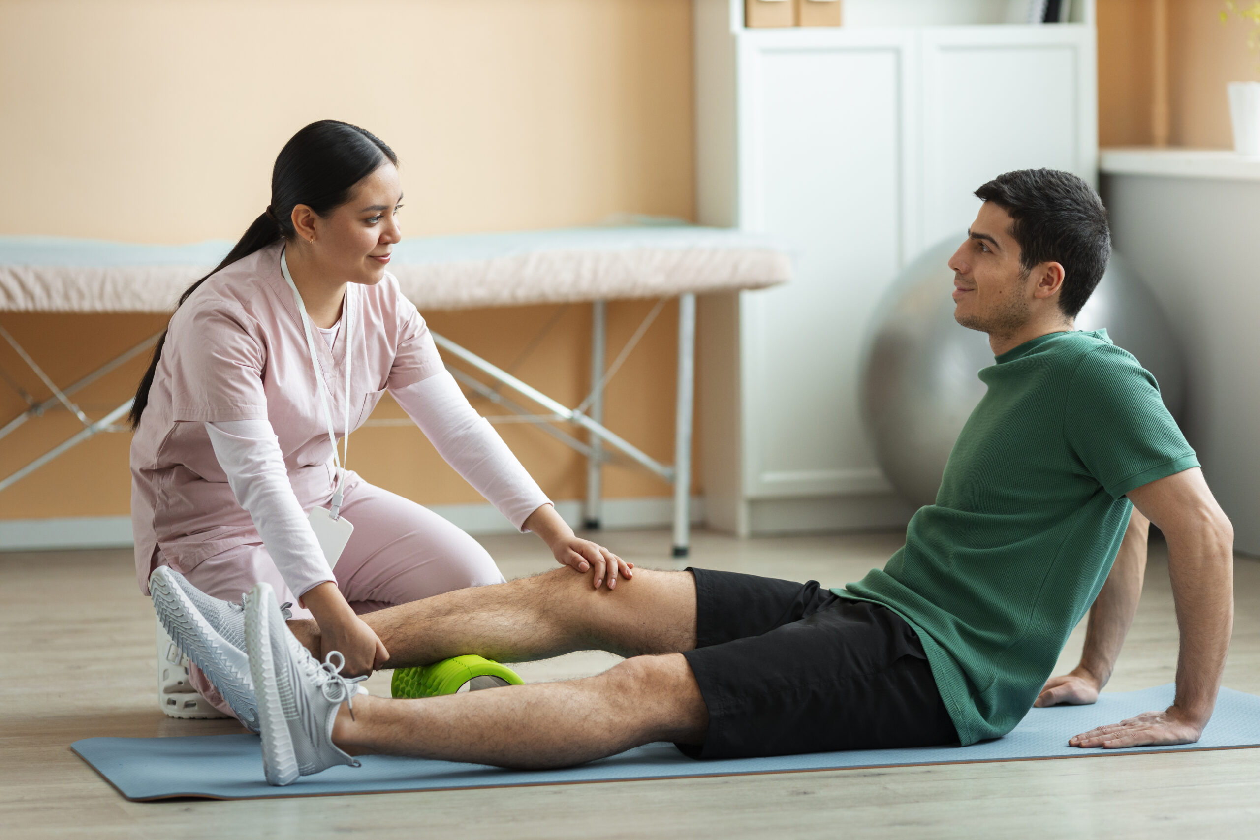 doctor-helping-patient-rehabilitation (5)