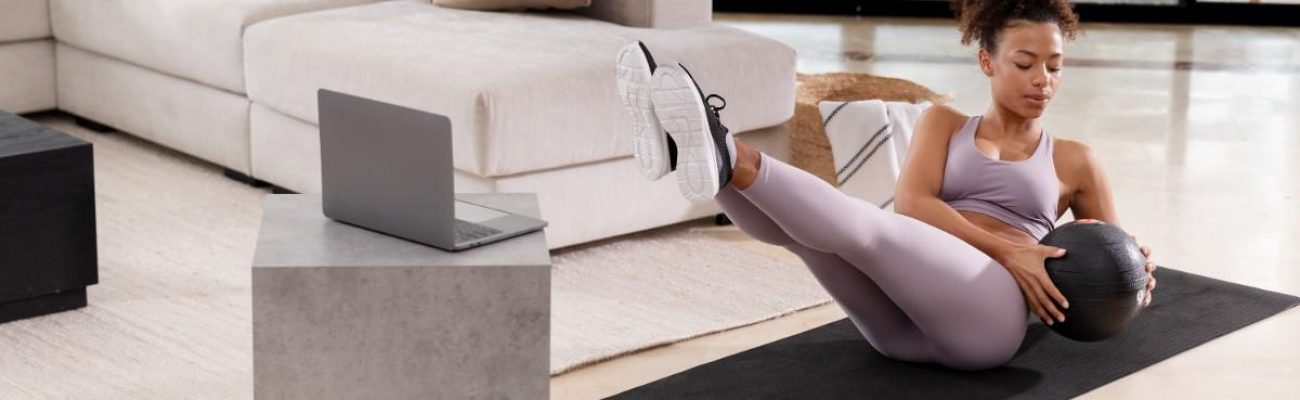 full-shot-woman-training-with-dumbbell (2)